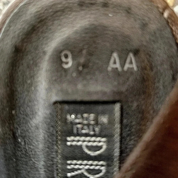 Prevata bronze 1" heel sandals with gorgeous woven  accent at toe Size 9 AA - Picture 6 of 6